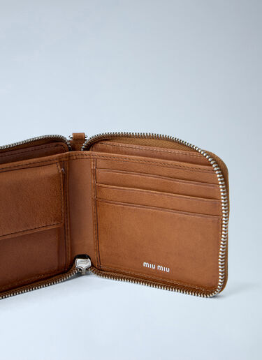 LN-CC® - Miu Miu: Logo-Embossed Chain-Strap Wallet - Brown Miu Miu Logo-Embossed Chain-Strap Wallet Brown miu0165013