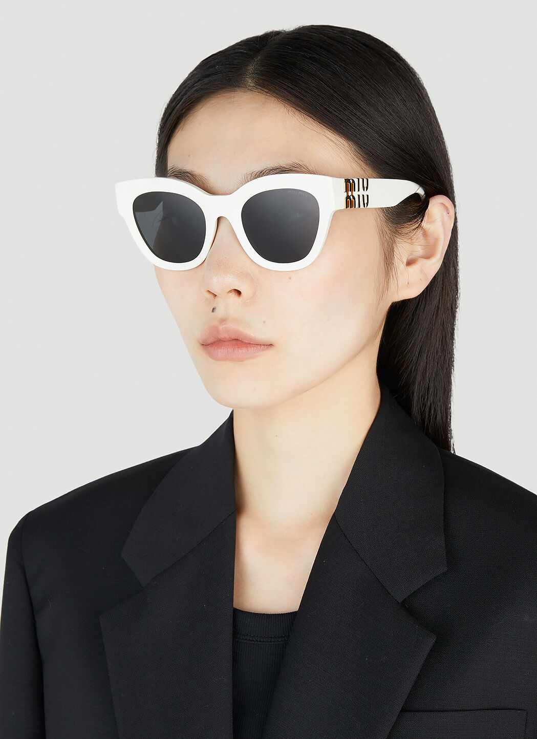 Miu Miu Women s Glimpse Cat Eye Sunglasses in White LN CC