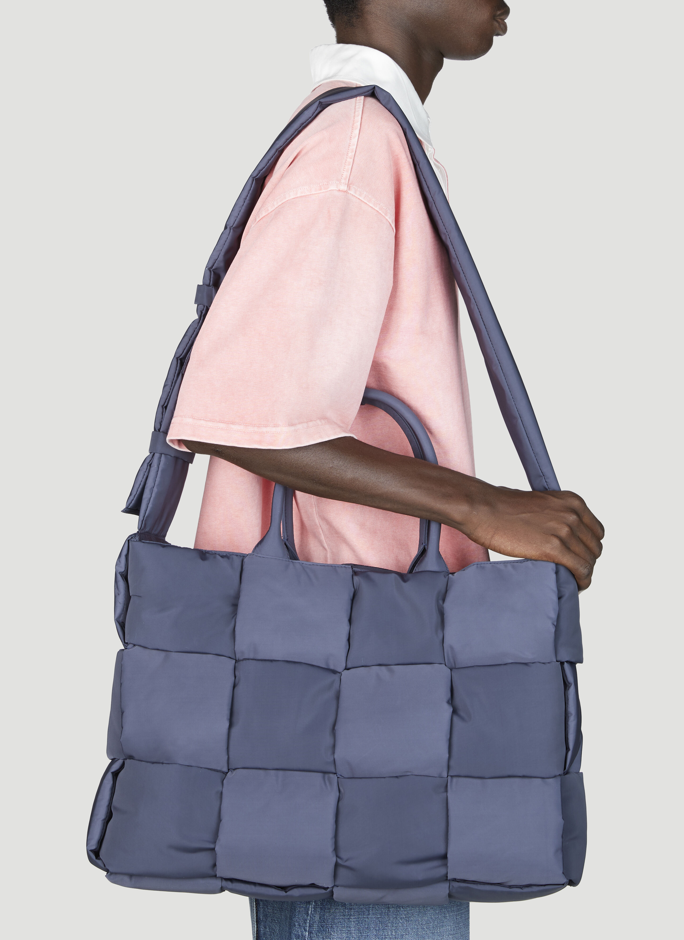 Padded outlet tote bag