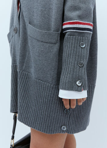 誇張された V ネック ウール カーディガン Thom Browne 誇張された V ネック ウール カーディガン グレー thb0253015