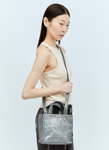Acne Studios ロゴエンボス ミニトートバッグ シルバー acn0256041