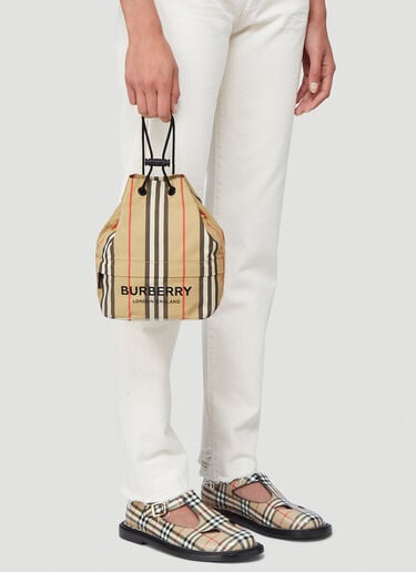 Burberry Phoebe Heritage 条纹抽绳手拿包 米 bur0237029