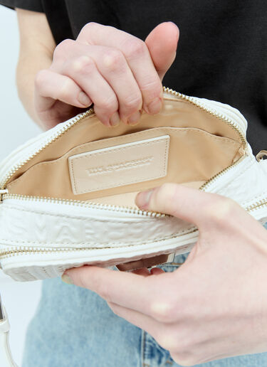 Marc Jacobs 더 모노그램 디보싱 스냅샷 숄더백 화이트 mcj0255026