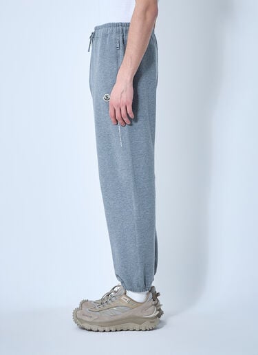 로고 패치 트랙 팬츠 Moncler x FRGMT Hiroshi Fujiwara 로고 패치 트랙 팬츠 짙은 회색 mfr0160059