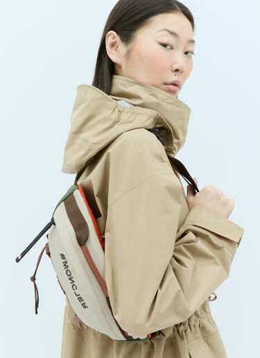 로고 아플리케 벨트 백 Moncler Grenoble 로고 아플리케 벨트 백 베이지 mog0255013