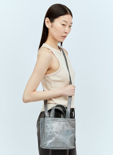 Acne Studios ロゴエンボス ミニトートバッグ シルバー acn0256041
