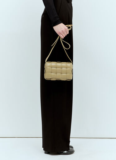 Bottega Veneta 패디드 카세트 스몰 숄더백 베이지 bov0251021