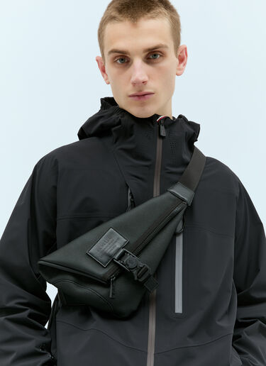 Moncler 나코아 트라이앵글 크로스바디 백 블랙 mon0158036