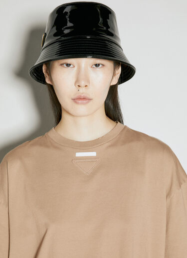 로고 플라크 페이턴트 가죽 버킷 햇 Prada 로고 플라크 페이턴트 가죽 버킷 햇 블랙 pra0255011