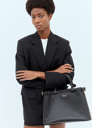 Prada バックル ミディアム レザーハンドバッグ ブラック pra0258039
