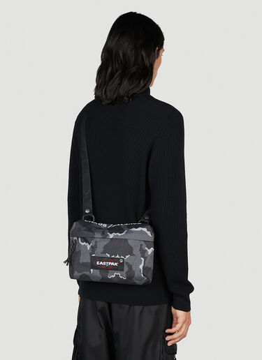 Eastpak x UNDERCOVER 카무플라주 크로스바디 백 블랙 une0152006