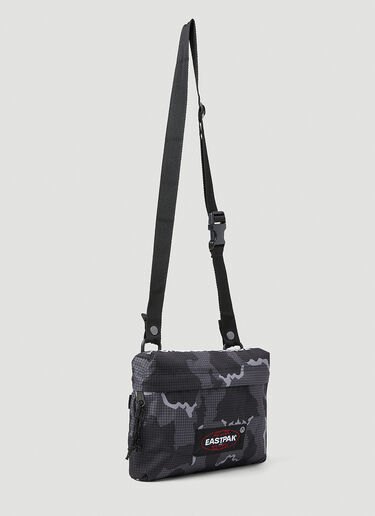 카무플라주 크로스바디 백 Eastpak x UNDERCOVER 카무플라주 크로스바디 백 블랙 une0152006