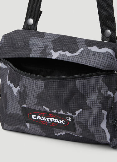 Eastpak x UNDERCOVER 카무플라주 크로스바디 백 블랙 une0152006