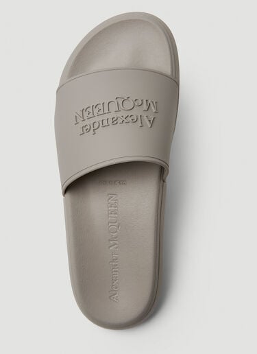 로고 엠보싱 슬라이드 Alexander McQueen 로고 엠보싱 슬라이드 그레이 amq0149033
