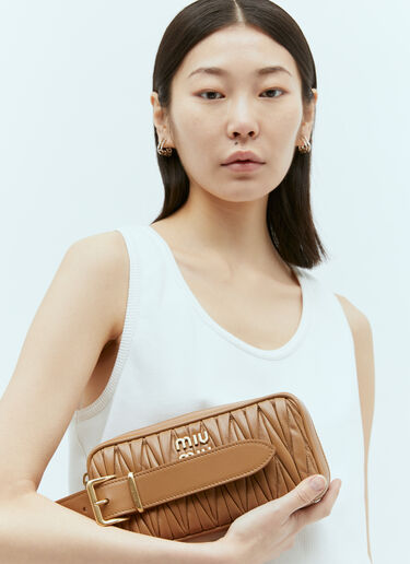 마테라세 나파 가죽 클러치 Miu Miu 마테라세 나파 가죽 클러치 카멜 miu0254057