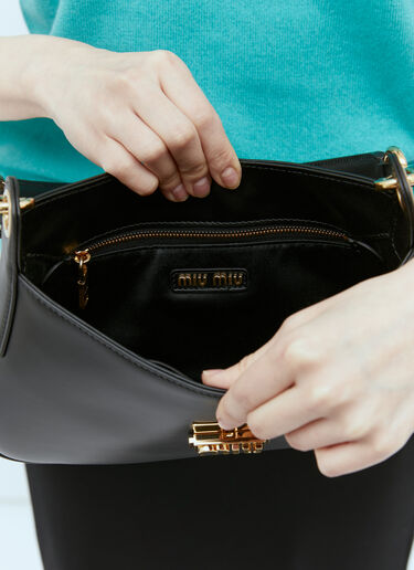 Miu Miu 로고 플라크 가죽 숄더백 블랙 miu0254085