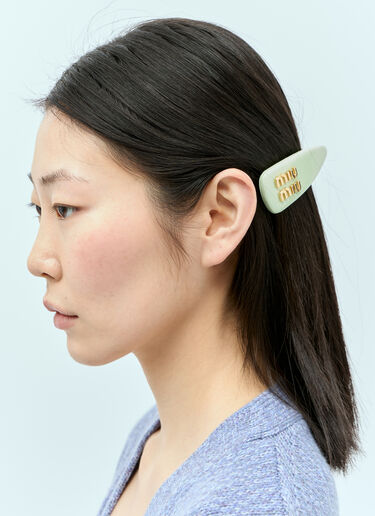Miu Miu 페이턴트 가죽 로고 플라크 헤어 클립 그린 miu0256033