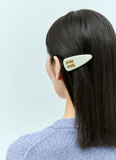 Miu Miu 페이턴트 가죽 로고 플라크 헤어 클립 그린 miu0256033