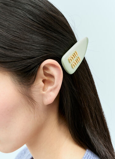 Miu Miu 페이턴트 가죽 로고 플라크 헤어 클립 그린 miu0256033
