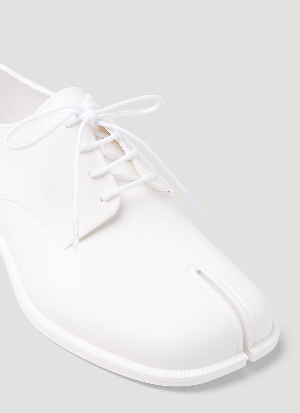 Maison Margiela Lace Up Tabi Shoes in White | LN-CC