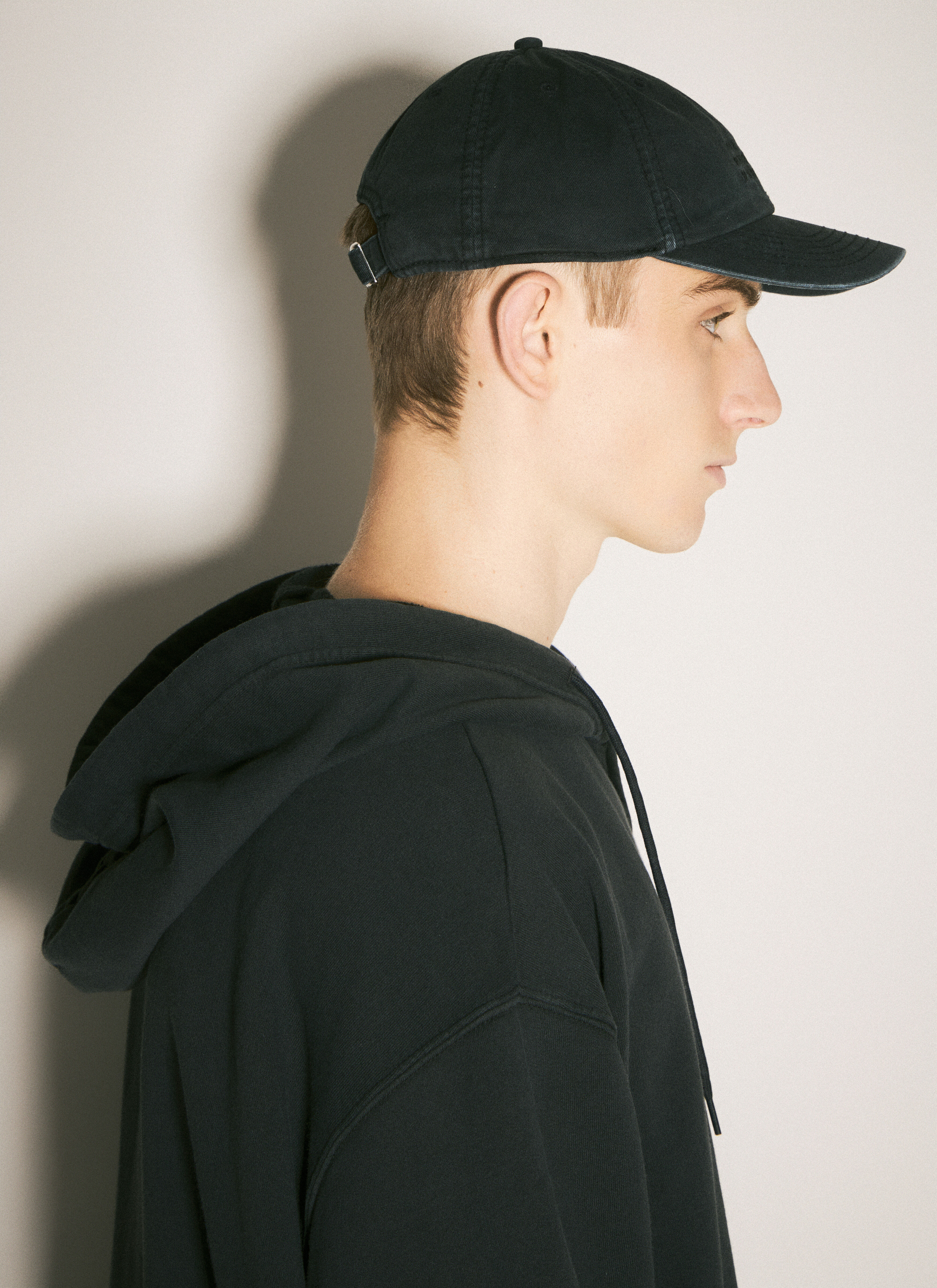 帽子 MM6 MAISON MARGIELA STUDS LOGO CAP Beige Embroidered Cap by MM6 Maison Margiela on Sale