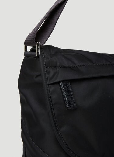 Prada 로고 플라크 메신저 크로스바디 백 블랙 pra0153021
