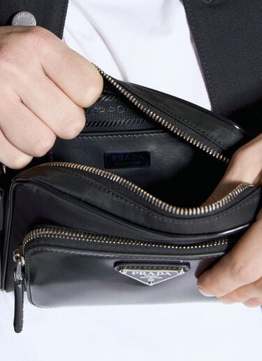 Re-Nylon & 브러시 마감 가죽 크로스바디 백 Prada Re-Nylon & 브러시 마감 가죽 크로스바디 백 블랙 pra0155030
