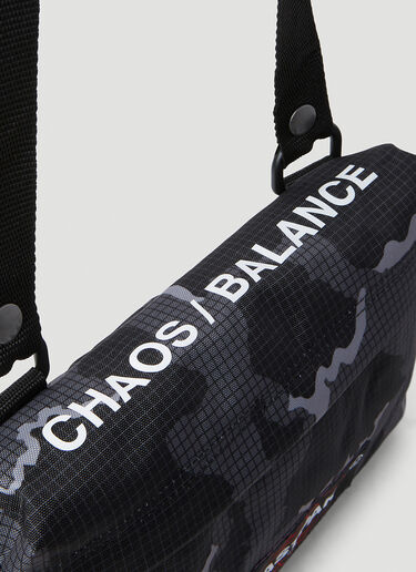 カモフラージュ クロスボディバッグ Eastpak x UNDERCOVER カモフラージュ クロスボディバッグ ブラック une0152006