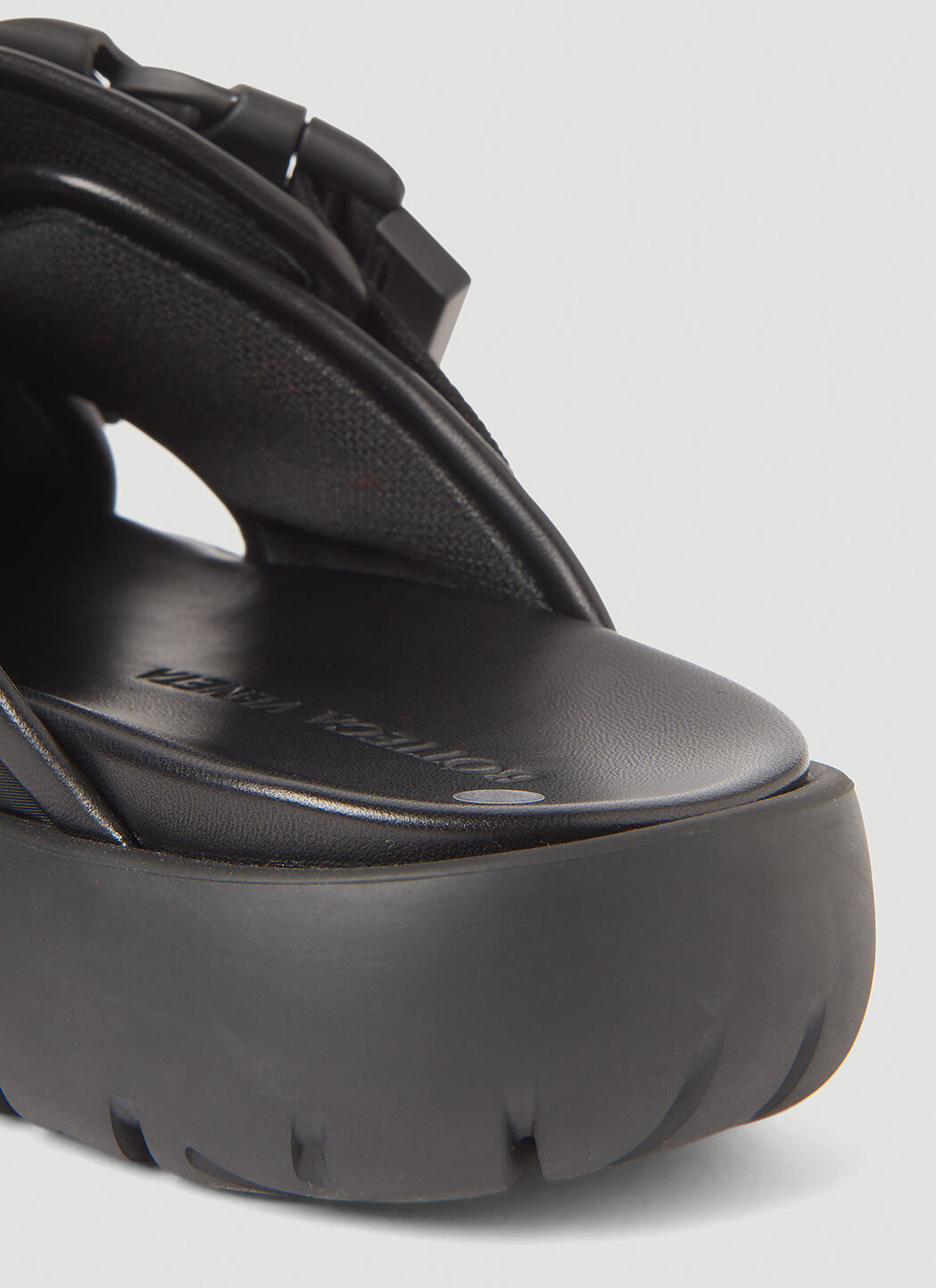 サンダル・ミュール BOTTEGA VENETA Buckle Fastening Sandals Bottega Veneta Men's' Buckle Fastening Sandals in Black | LN-CC®