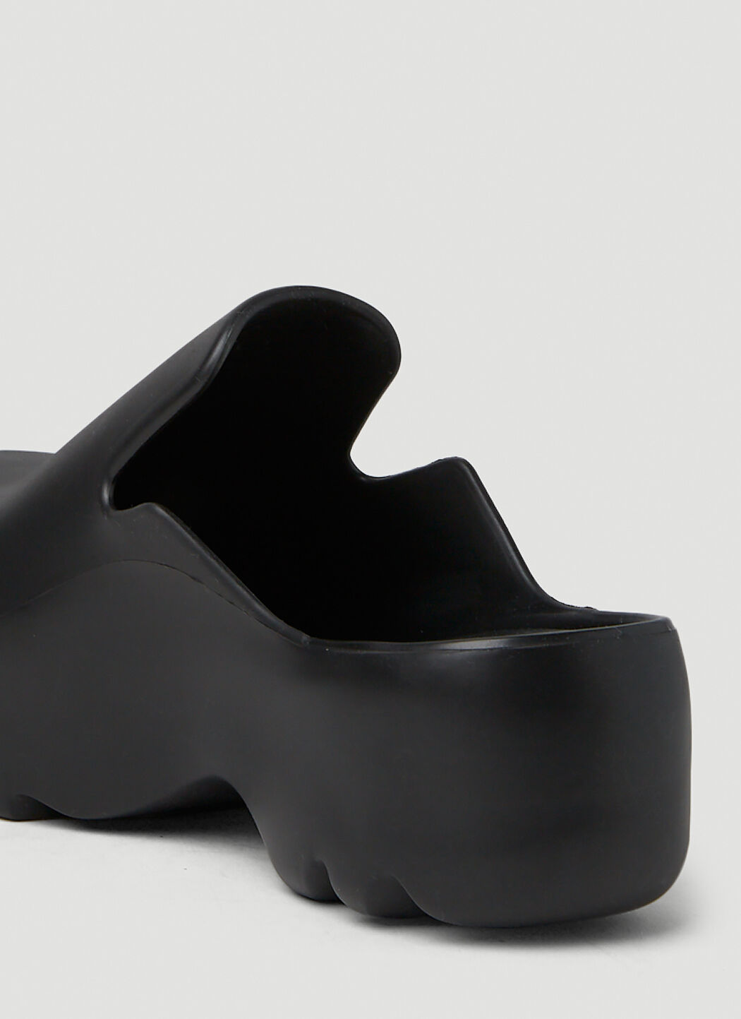 靴 BOTTEGA VENETA FLASH SLIPPER Bottega Veneta Flash Buckle Sandals in Grass | FWRD