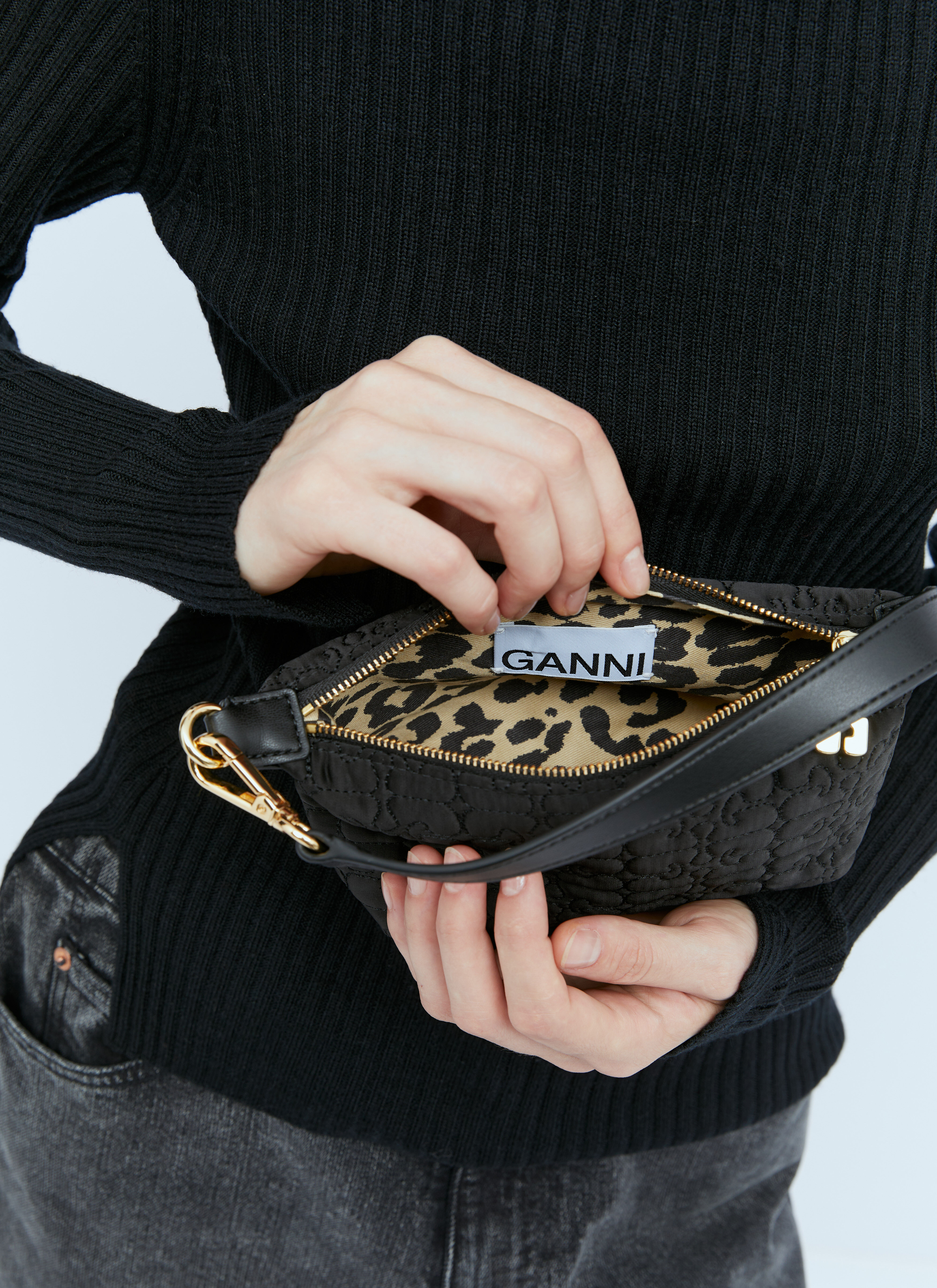 GANNI BUTTERFLY SMALL POUCH SATINハンドバッグ GANNI Women's' Butterfly Small Pouch Satin Handbag in Red