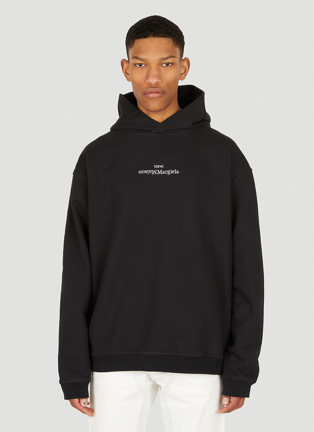 国内発送/Maison Margiela/Upside down ロゴフーディー Maison Margiela Upside Down Logo Hoodie in Black | FWRD