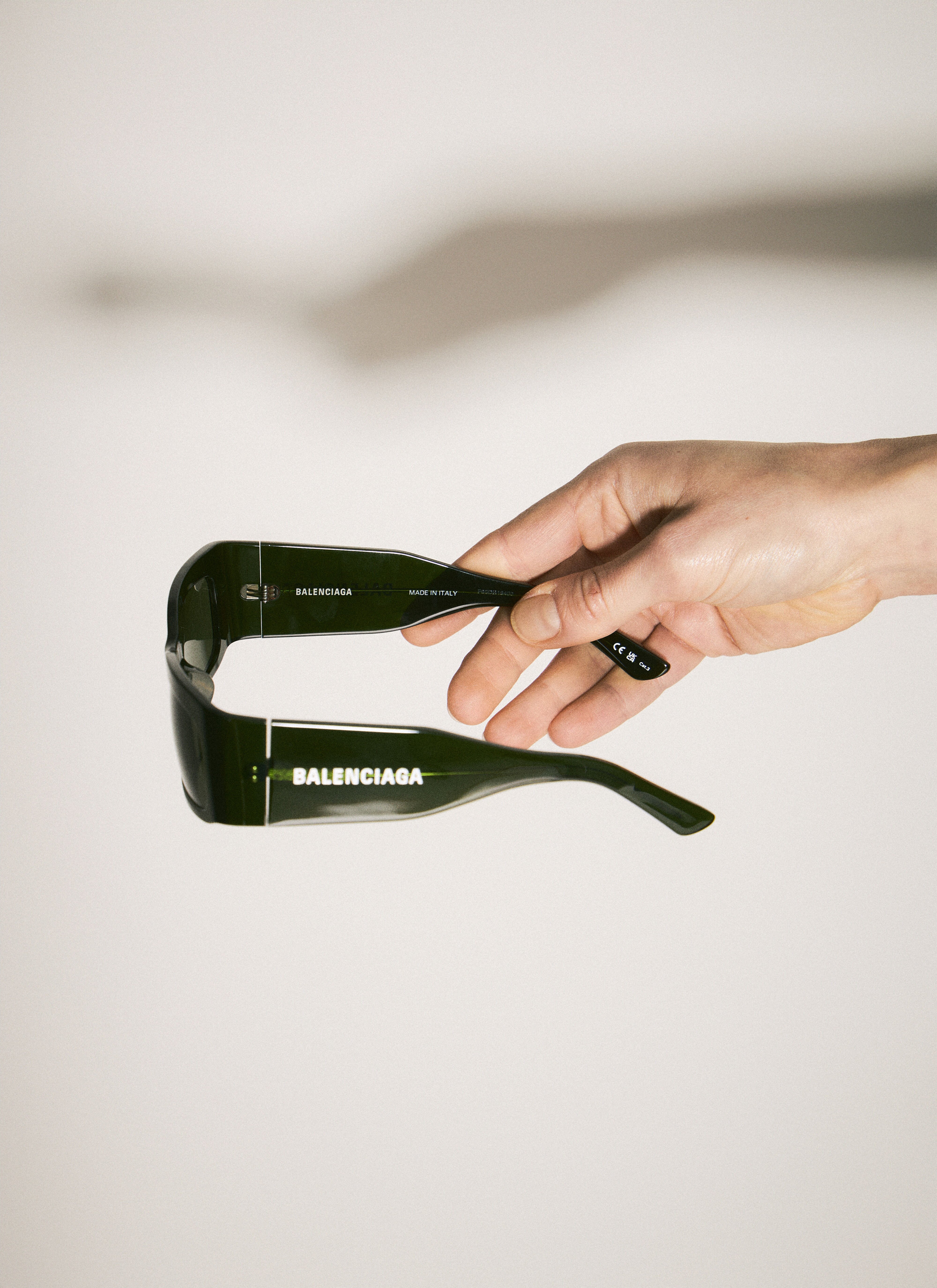 【BALENCIAGA】シルバーのインビジブルレクタングルサングラス ホワイト の ウィメンズ Invisible Rectangle サングラス