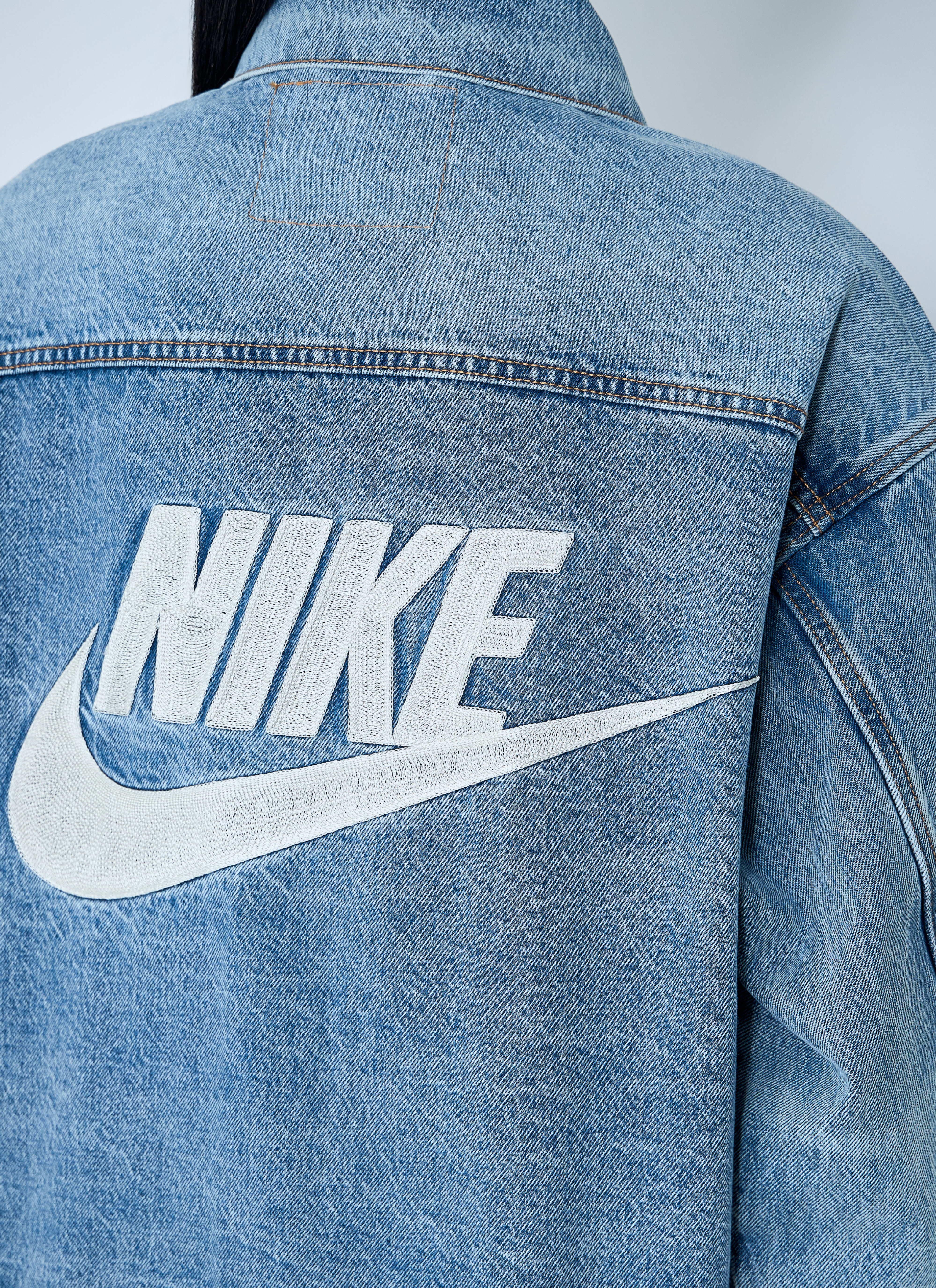 Levi's x Nike Denim Trucker Jacket en Blue pour femme | LN-CC®