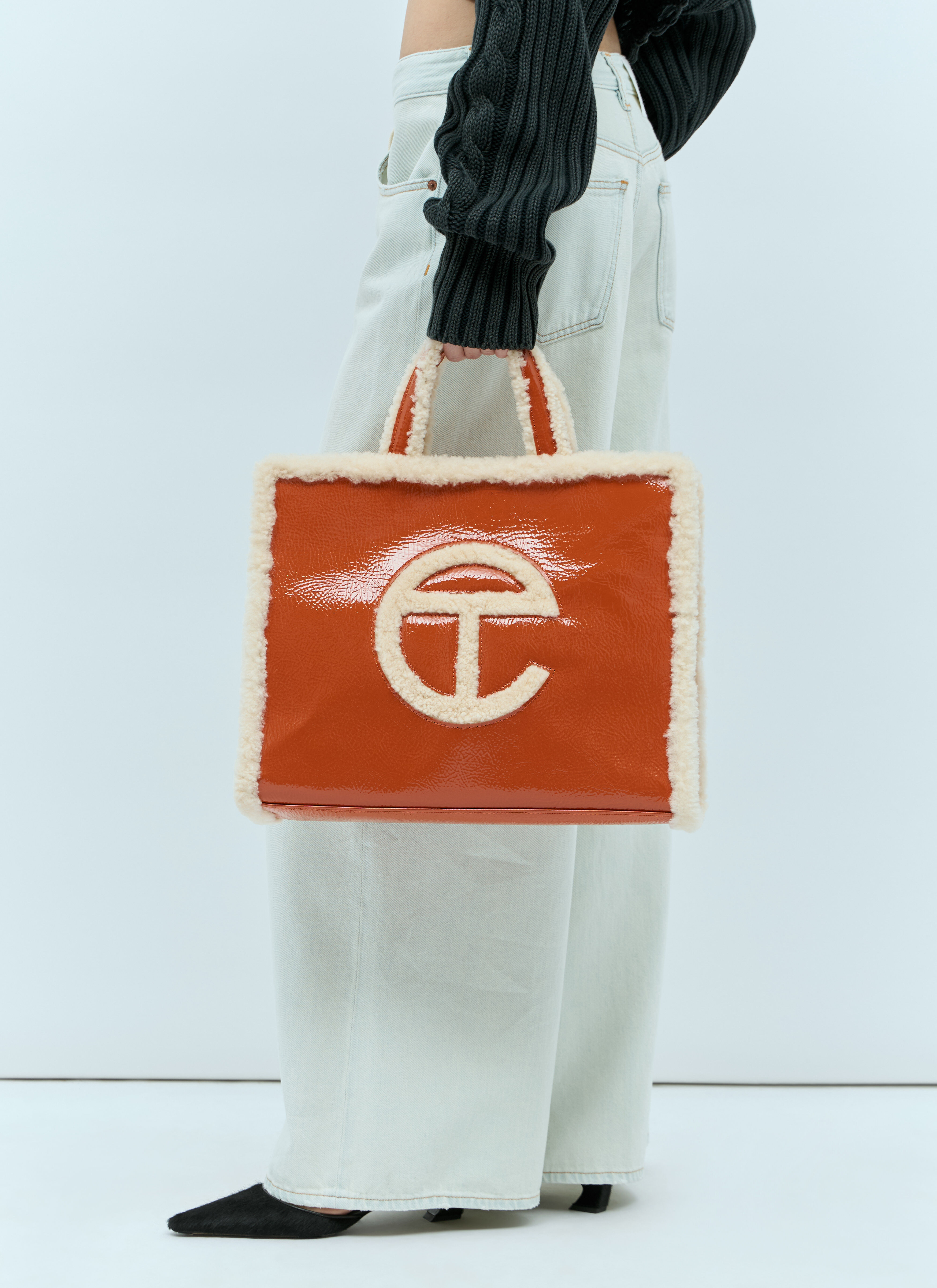 UGG x Telfar 中号皱面托特包 黑色 ugt0354017