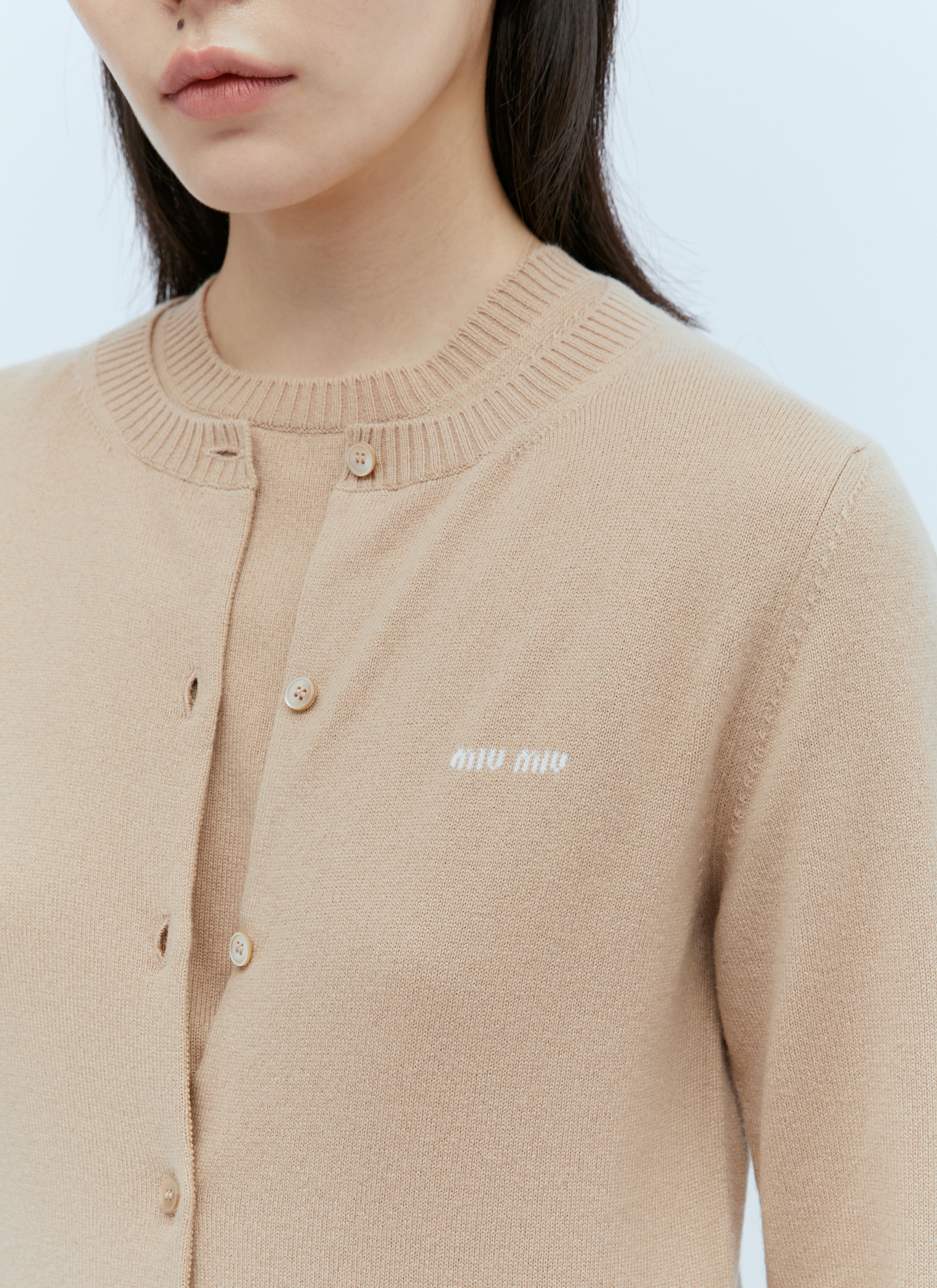 Miu Miu Logo Embroidery Cashmere Cardigan en Beige pour femme LN CC