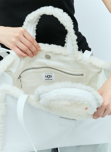 UGG x Telfar 미디엄 주름진 토트백 화이트 ugt0254008