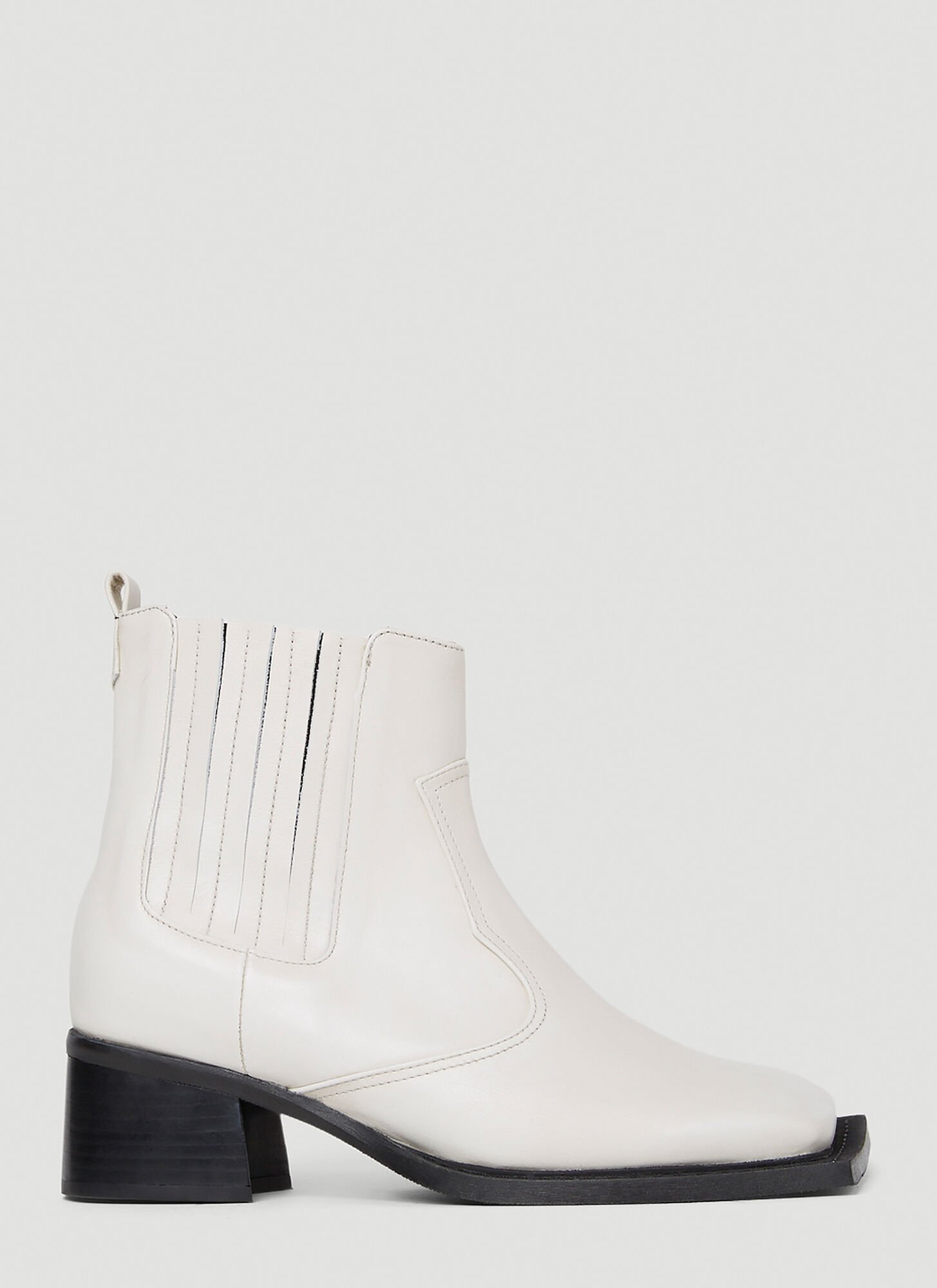 Ninamounah Howler Ankle Boots In White