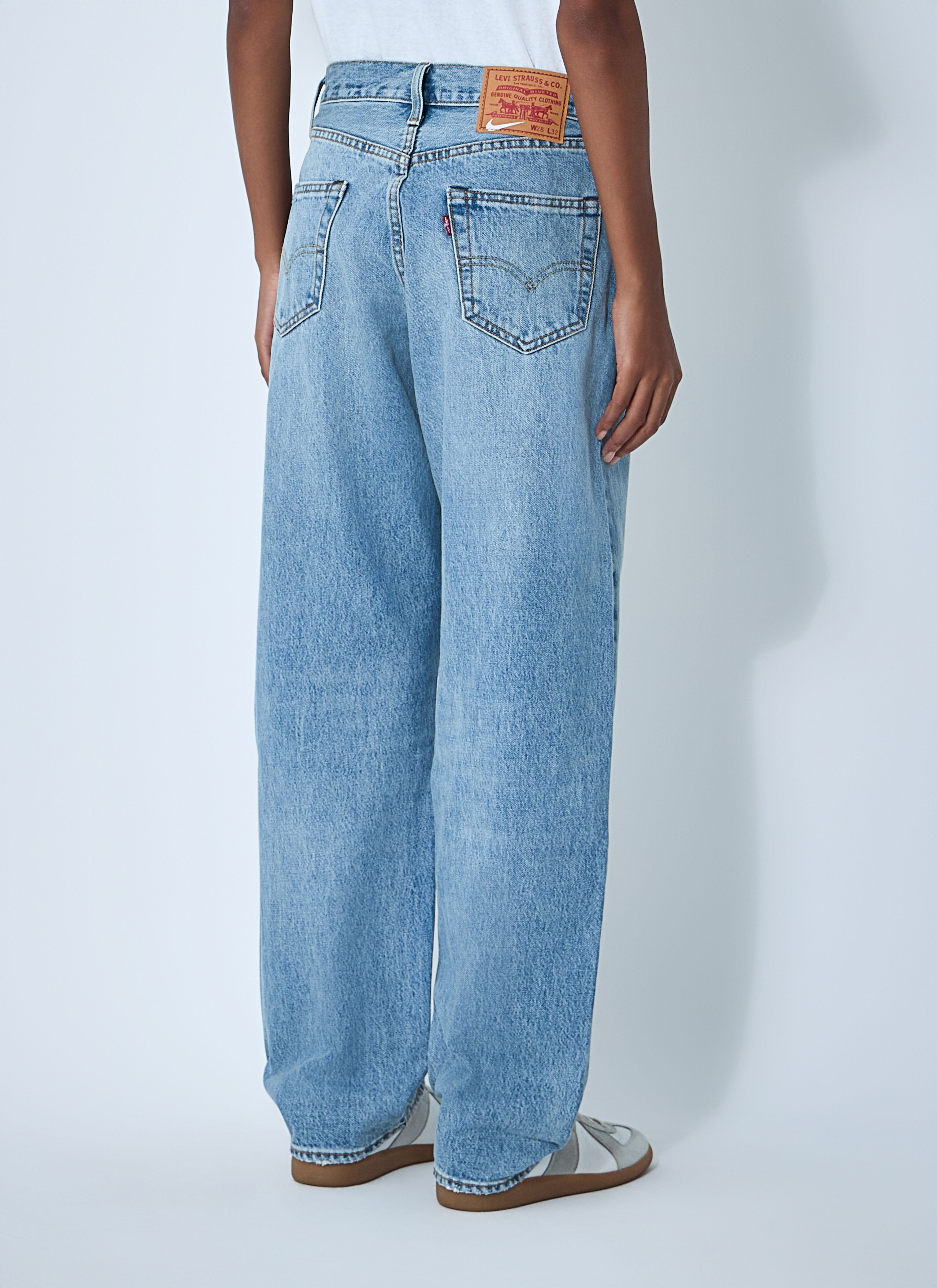 Levi's x Nike レディース ロゴモチーフ デニムジーンズ の ブルー