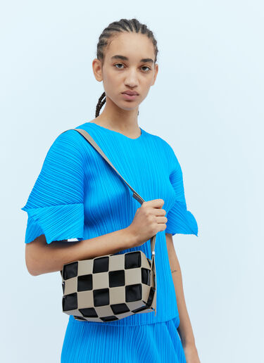 スクエア カットアウト・ショルダーバッグ Issey Miyake スクエア カットアウト・ショルダーバッグ ベージュ ism0254007