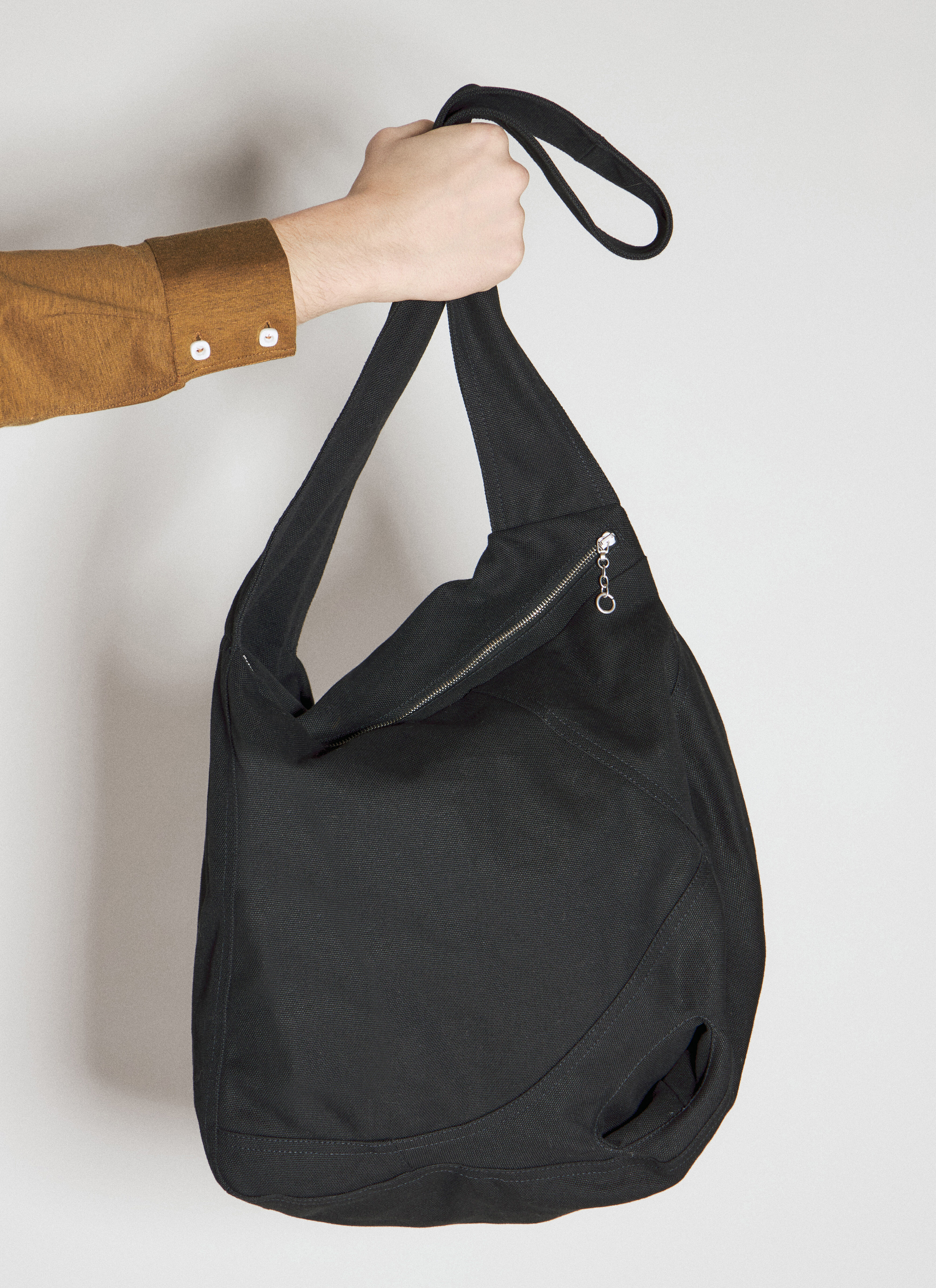 Kiko Kostadinov Deultum Crossbody Bag en Black pour homme | LN-CC®