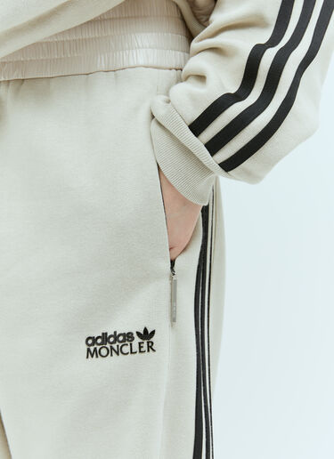 Moncler x adidas Originals 로고 아플리케 트랙 팬츠 아이보리 mad0354005