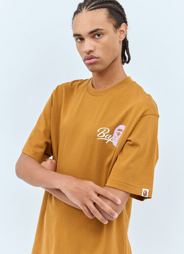 A BATHING APE® Cursive College 徽标 T 恤 芥末黄 aba0158009