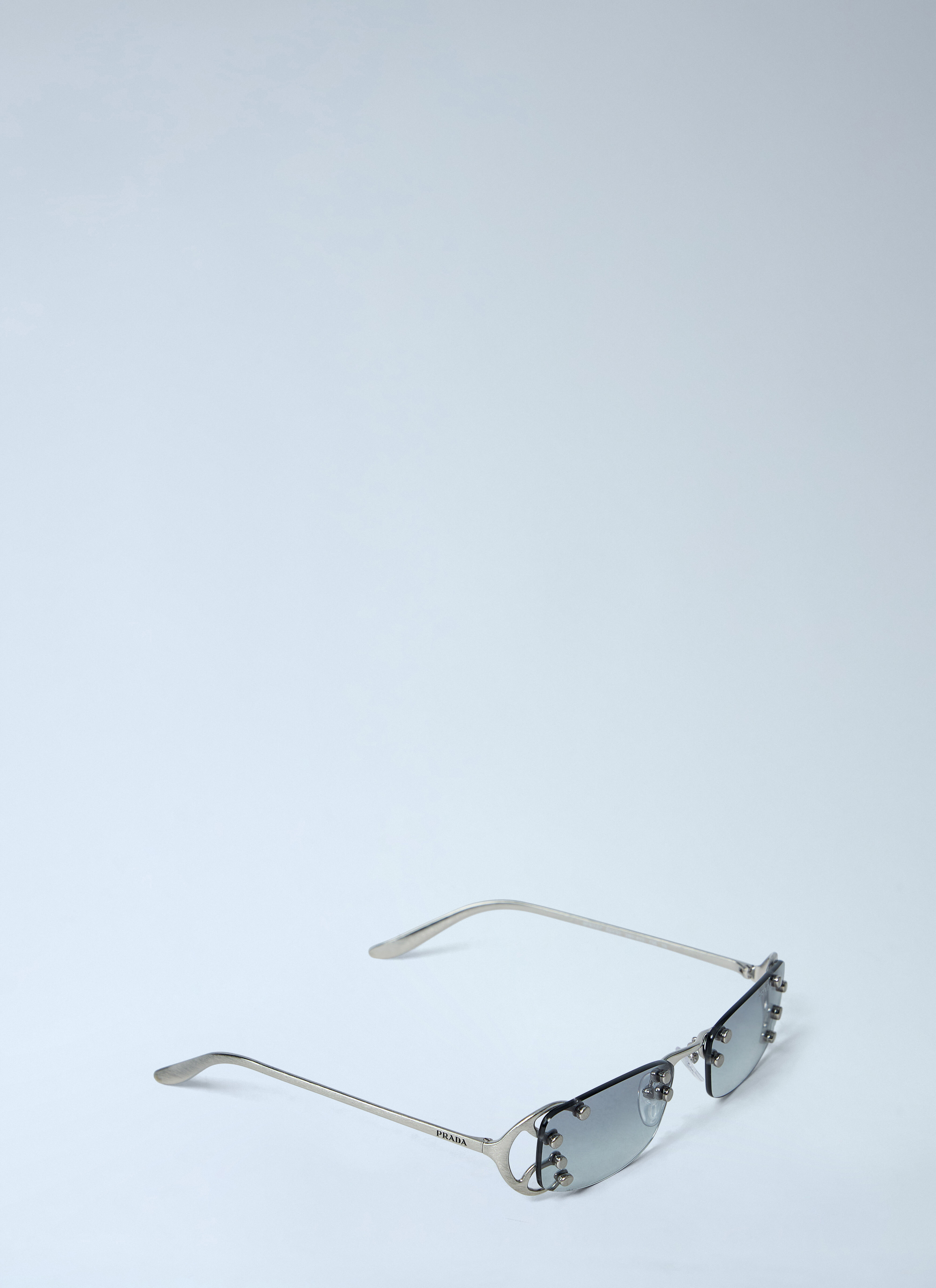 Prada レディース <p>メタルアクセント付きリムレスサングラス</p> の