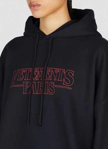 ロゴ フードスウェットシャツ VETEMENTS ロゴ フードスウェットシャツ ブラック vet0254007