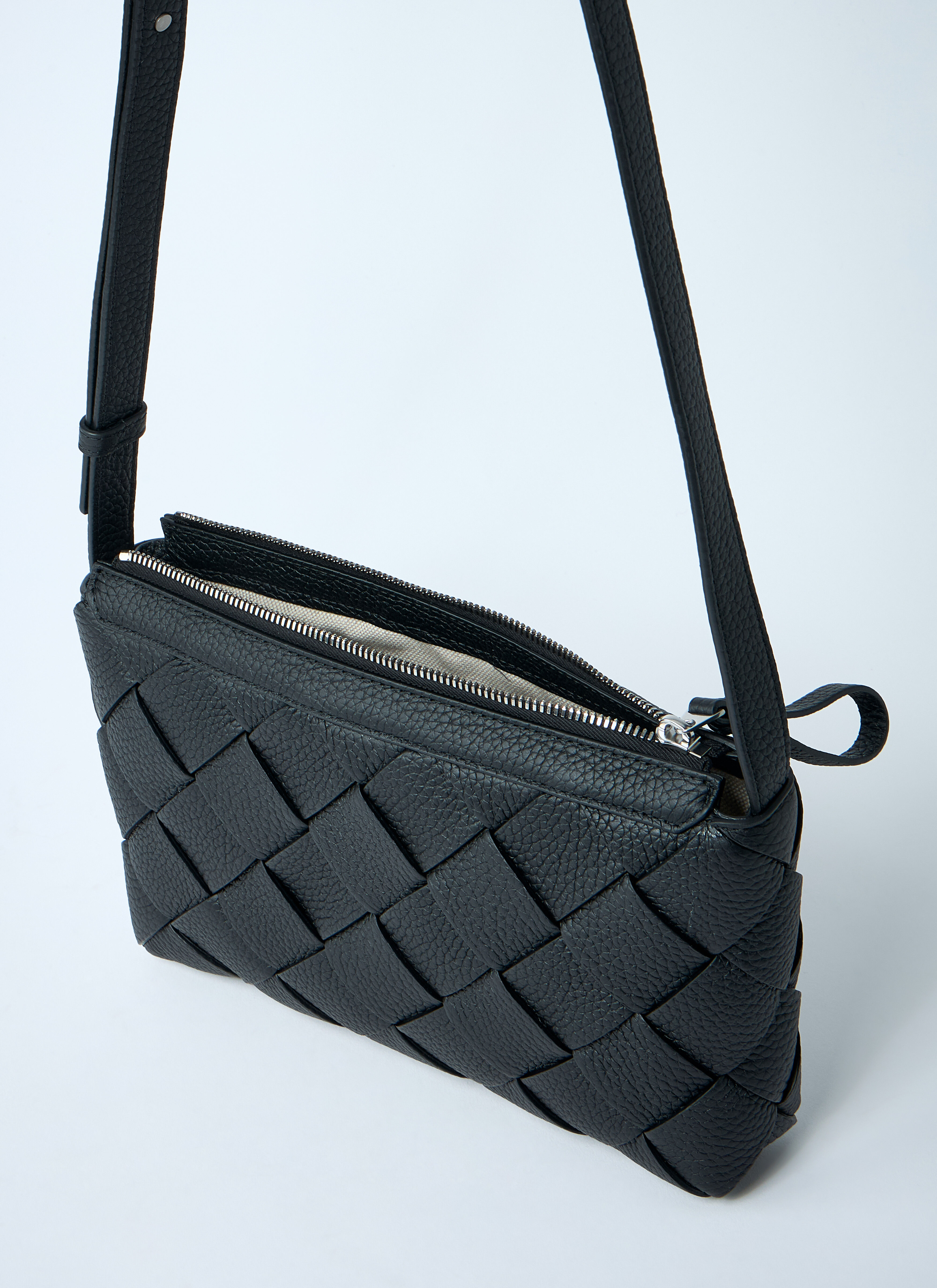 BOTTEGA VENETA DIAGO ZIPPED MESSENGER BAG【関税送料込】 Bottega Veneta Men's' Diago Zipped Messenger Bag in Black
