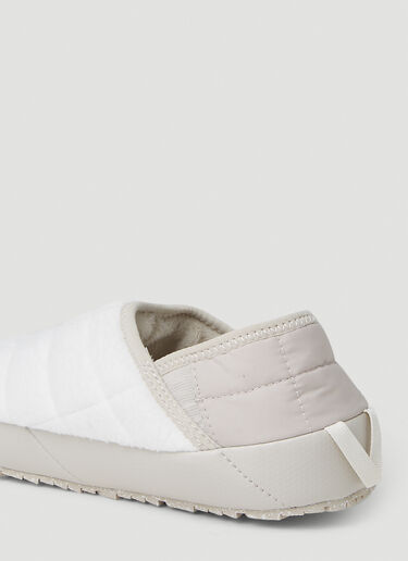 The North Face Mountain Essentials Thermoball V Traction Winter Mules White tnf0250057