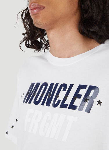 7 Moncler Fragment 로고 프린트 티셔츠 화이트 mfr0146009