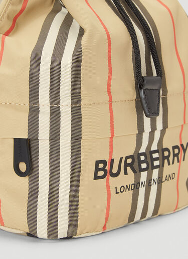 Burberry Phoebe Heritage 条纹抽绳手拿包 米 bur0237029