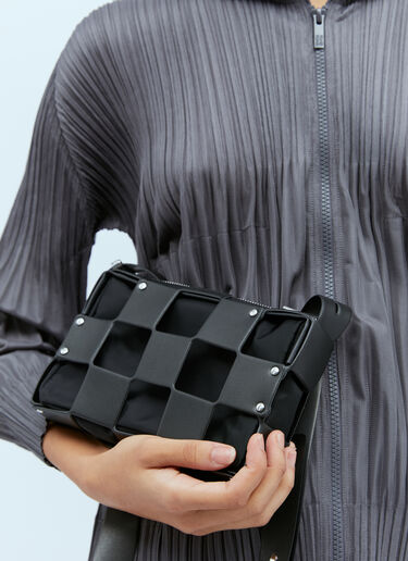 スクエア カットアウト・ショルダーバッグ Issey Miyake スクエア カットアウト・ショルダーバッグ ブラック ism0254006